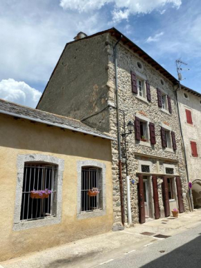 Au cœur du village, maison chaleureuse.